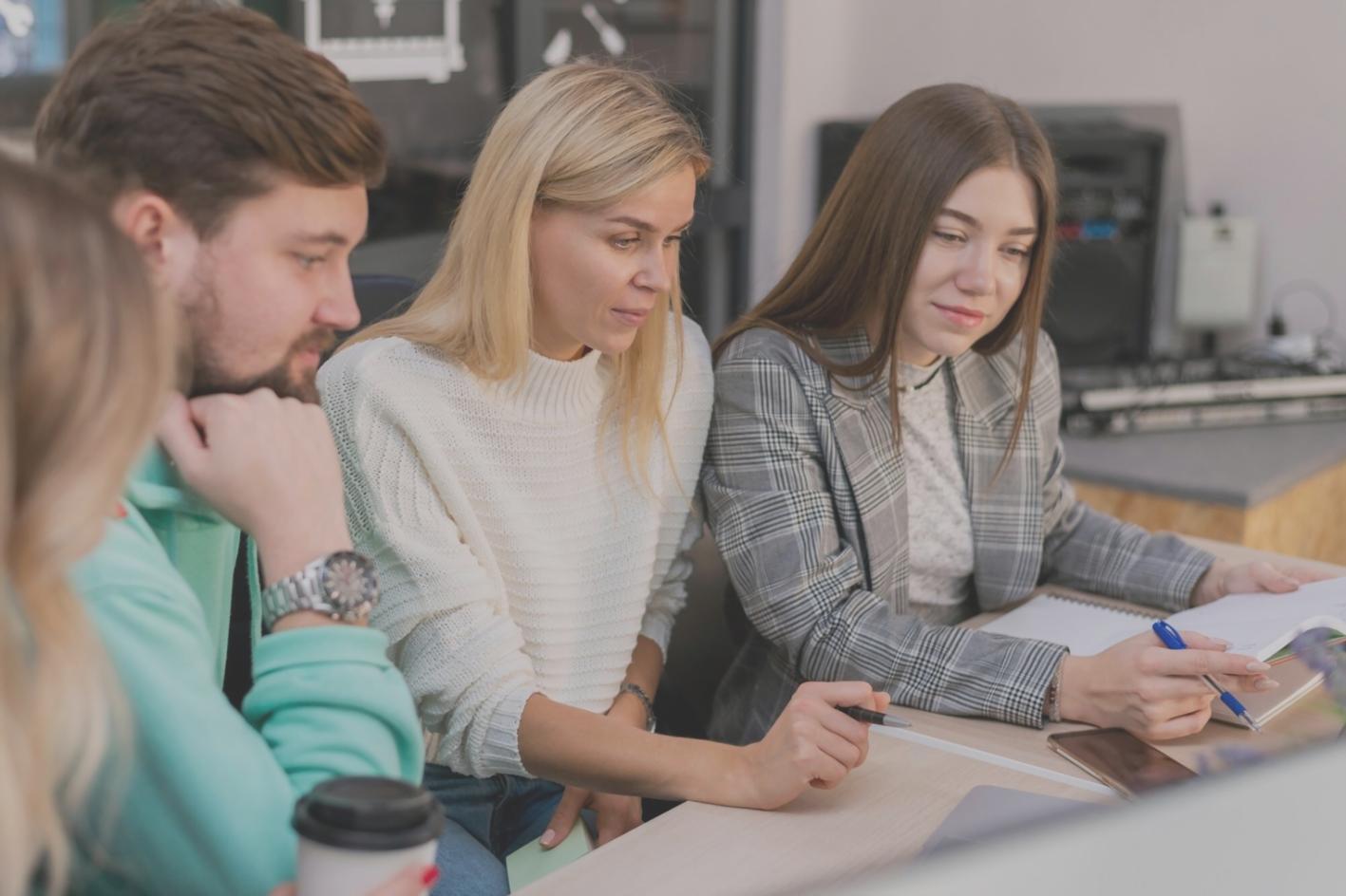 Teilnehmende beim praktischen Finanztraining